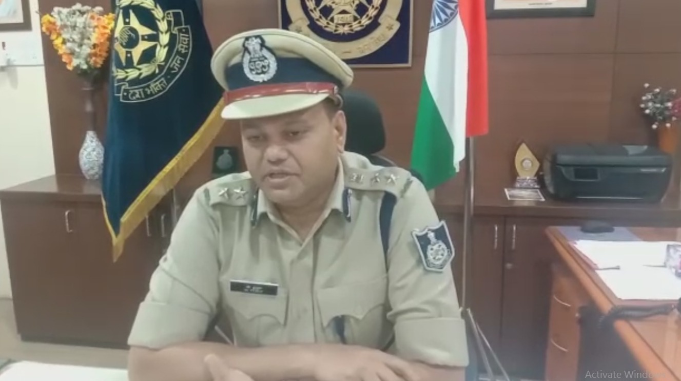 रेत माफिया ने एसआई को ट्रैक्टर से कुचलने की कोशिश की