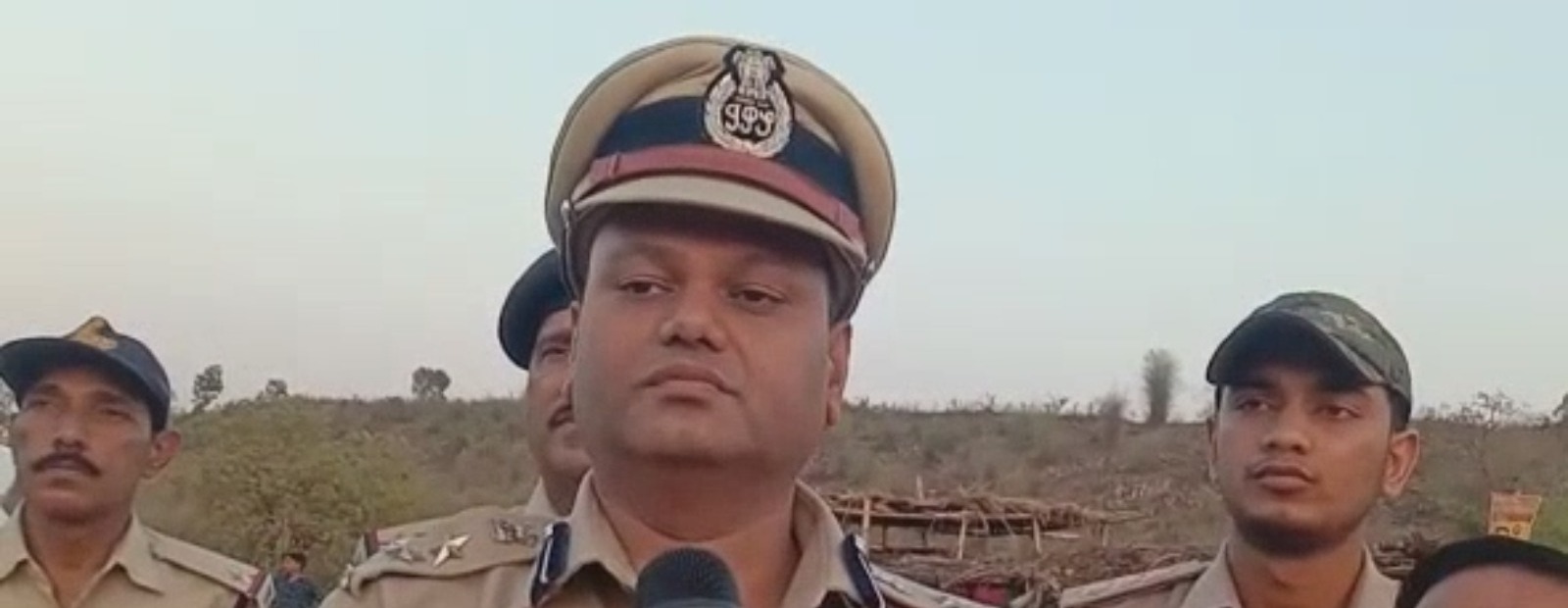 रेत माफिया ने एसआई को ट्रैक्टर से कुचलने की कोशिश की