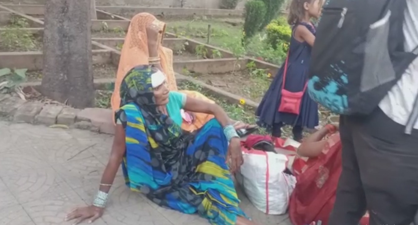 सवारी बस के ट्रक से टकराने से दर्जनों लोग घायल