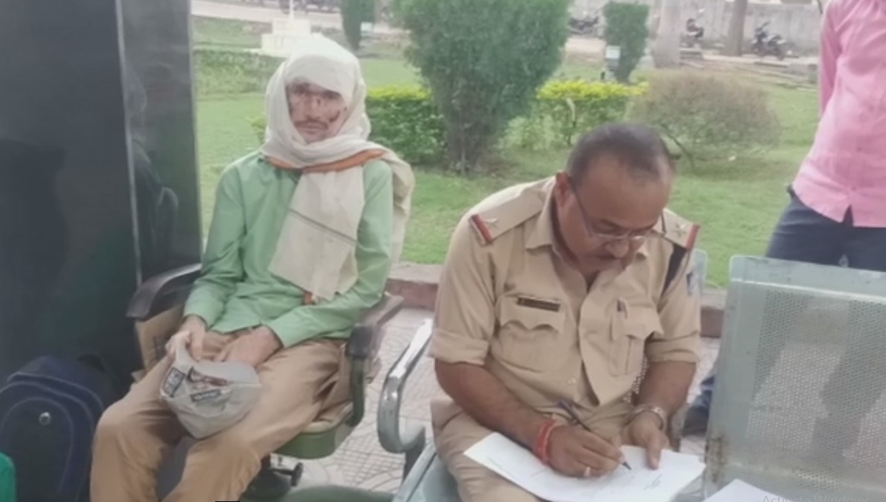 सवारी बस के ट्रक से टकराने से दर्जनों लोग घायल