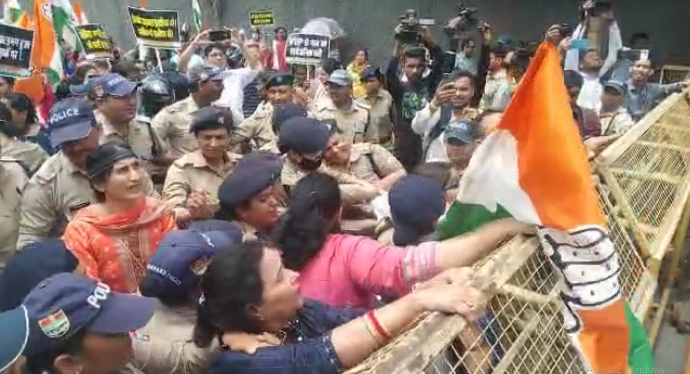 कांग्रेस ने विभिन्न मुद्दों को लेकर बीजेपी के खिलाफ किया प्रदर्शन