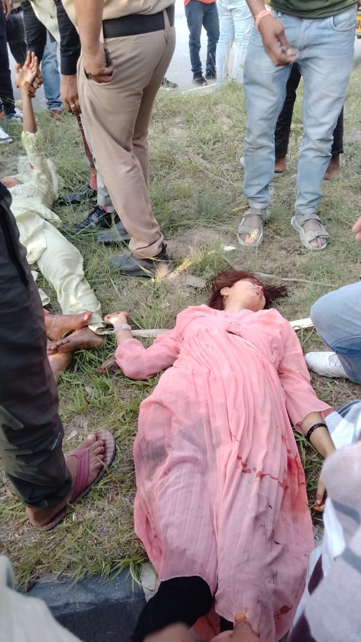 हाइड्रा क्रेन ने सामने से आती हुई कार को मारी टक्कर