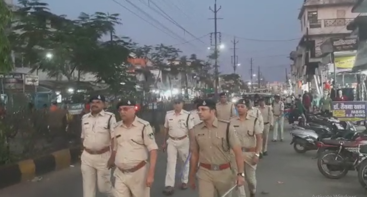 पुलिस ने जन सुरक्षा के लिए निकाला मार्च