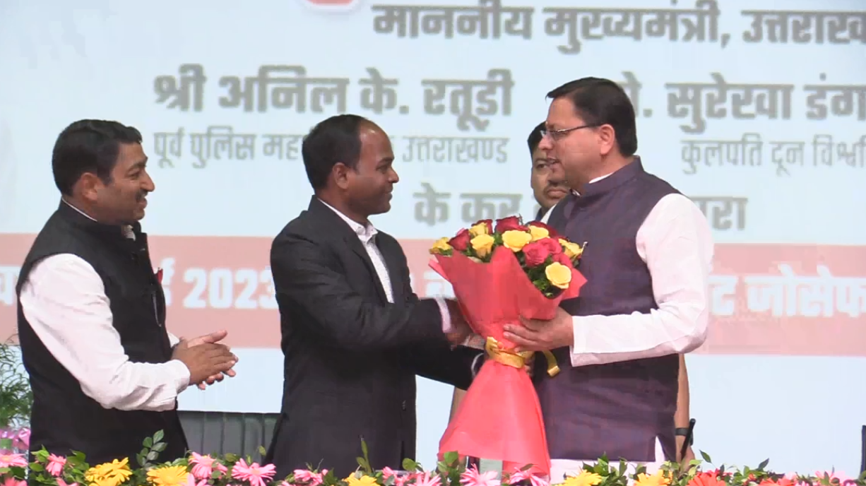 सीएम धामी ने किया ‘साइबर एनकाउंटर्स’ का लोकार्पण,