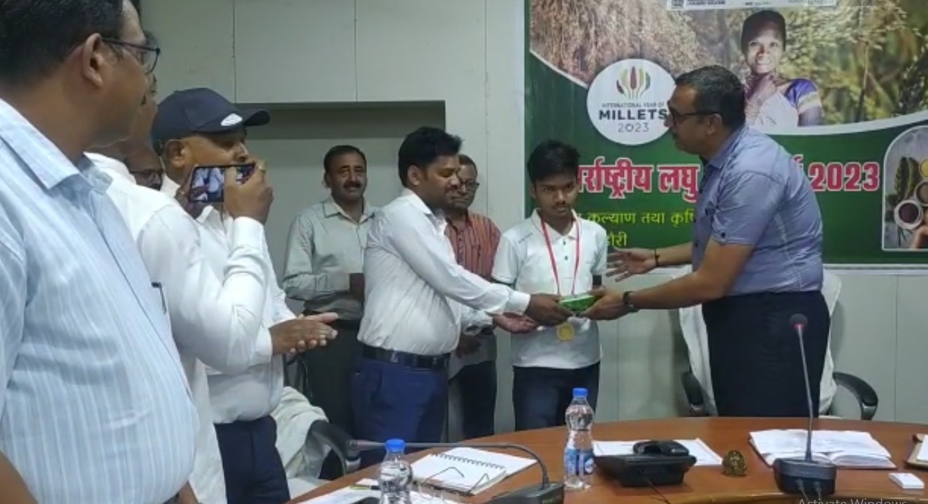 कलेक्टर ने मेधावी विद्यार्थियों का किय सम्मान