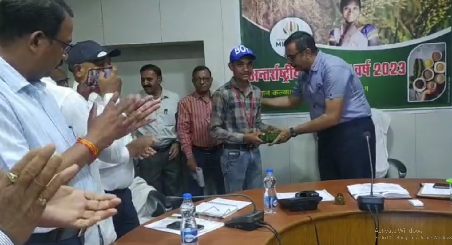 कलेक्टर ने मेधावी विद्यार्थियों का किय सम्मान