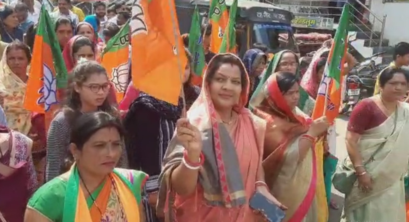 महिला मोर्चा ने जलाया कमलनाथ का पुतला