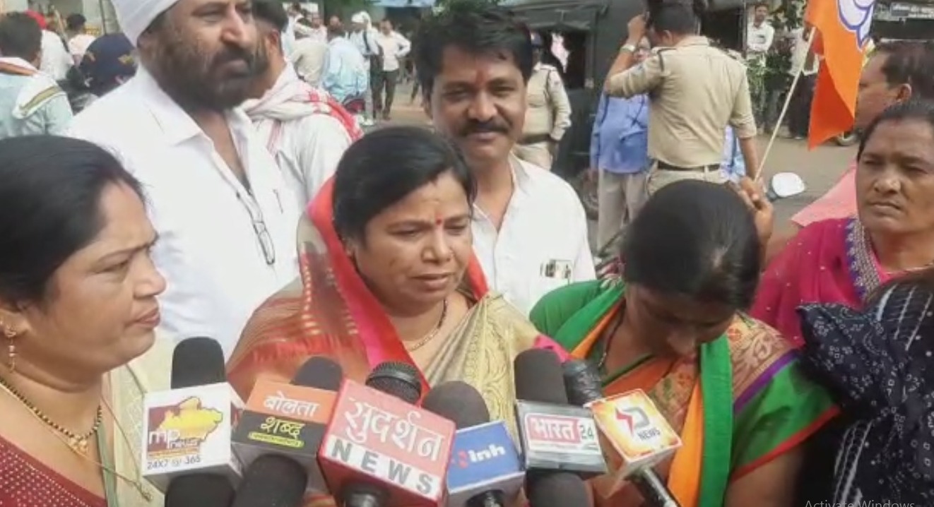 महिला मोर्चा ने जलाया कमलनाथ का पुतला