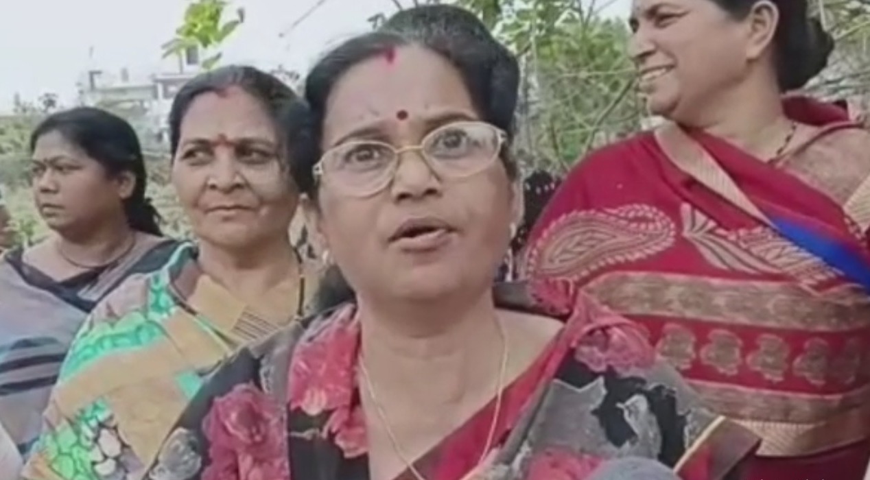 महिलाओं ने किया शराब  दुकान  का विरोध