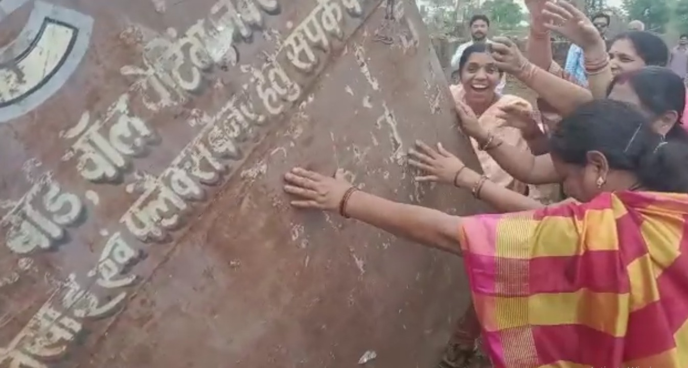 महिलाओं ने किया शराब  दुकान  का विरोध