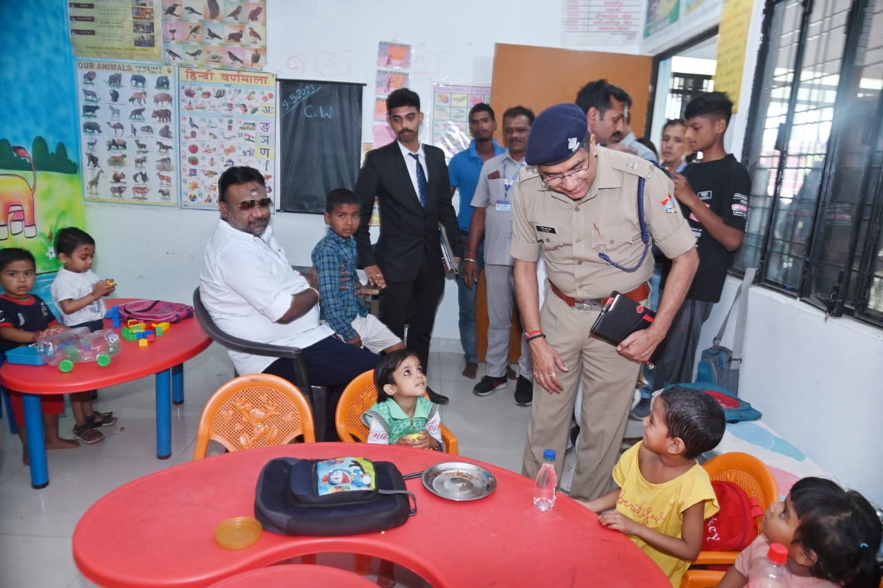 एनसीपीसीआर के अधिकारी  पहुंचे आंगनवाड़ी केंद्र