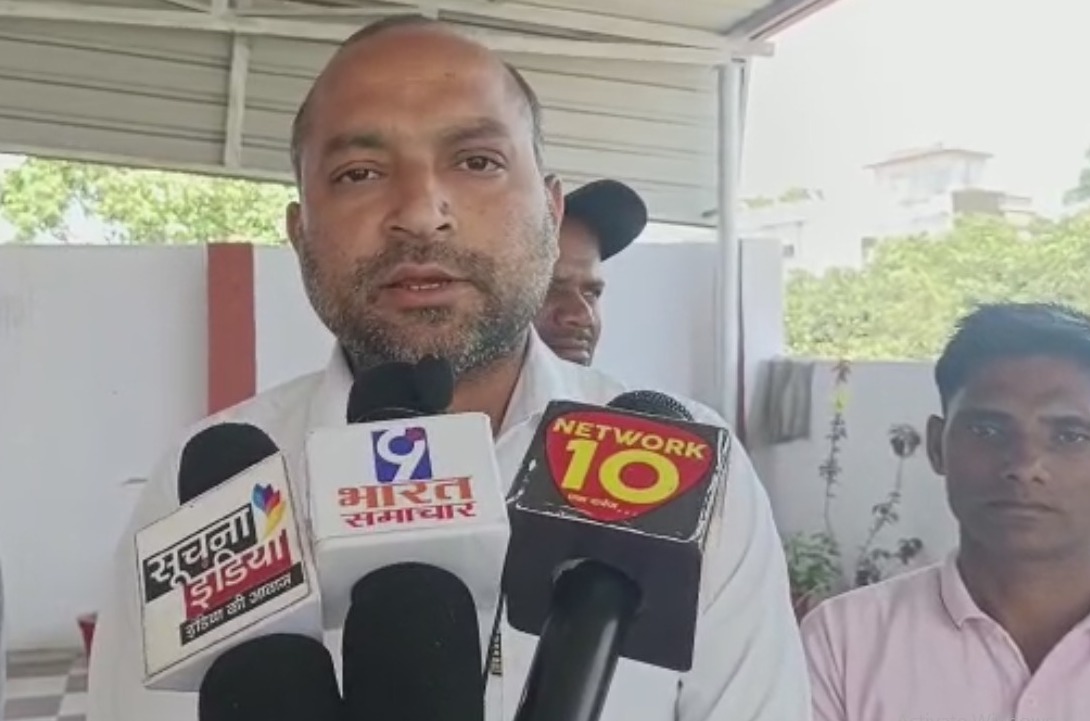 ठेकेदारों ने नगर पालिका प्रशासन को  सौंपा  ज्ञापन