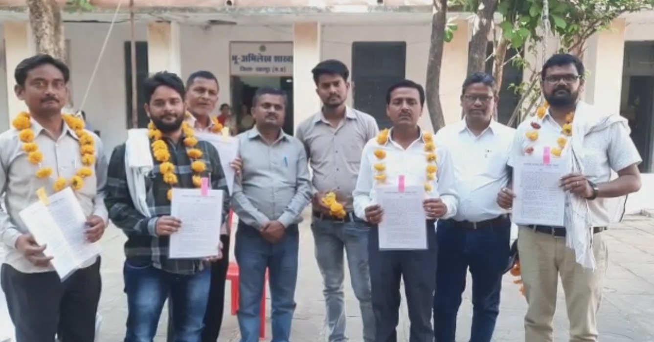 जिला कलेक्टर ने अनुकम्पा नियुक्ति पत्र भेंट किया