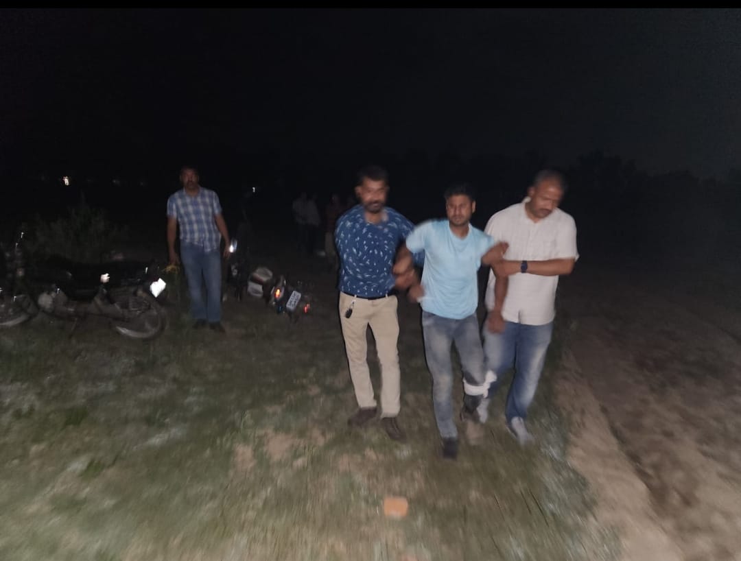 बदमाशों ने की  पुलिस प्रशासन से मुठभेड़