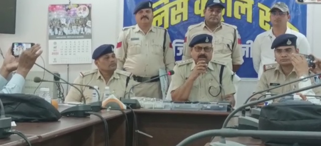 पुलिस ने रंगे हाथ पकड़ा 4 सट्टेबाजों को