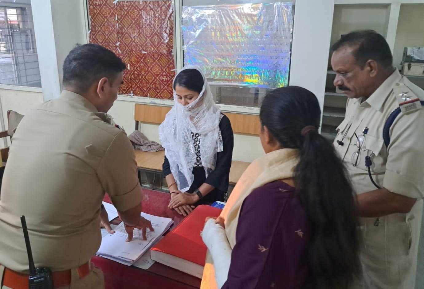 चर्चित हनीट्रैप मामले की आरोपी पहुंची थाने