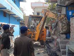 दिनदहाड़े डकैती करने वाले के घर चला बुलडोजर