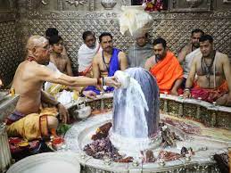 भक्तों ने किया महाकाल को लाखों का छत्र अर्पित