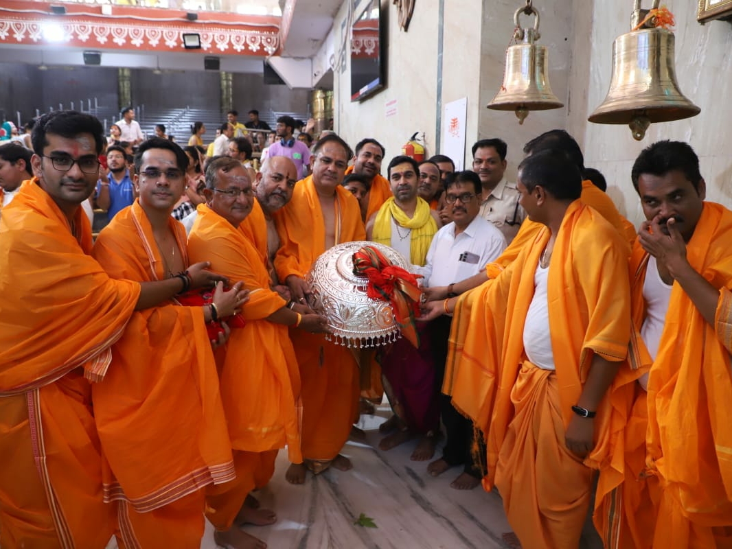 भक्तों ने किया महाकाल को लाखों का छत्र अर्पित