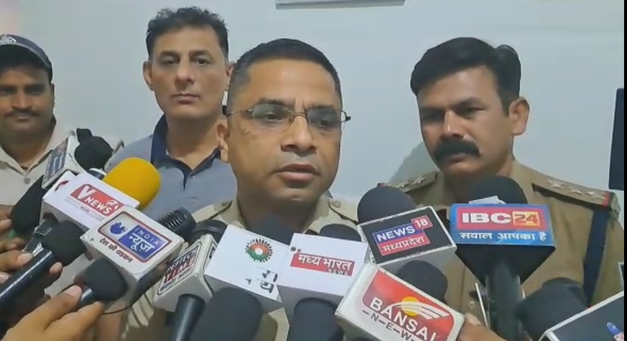 बदमाश ने सरेआम युवक को मारी गोली