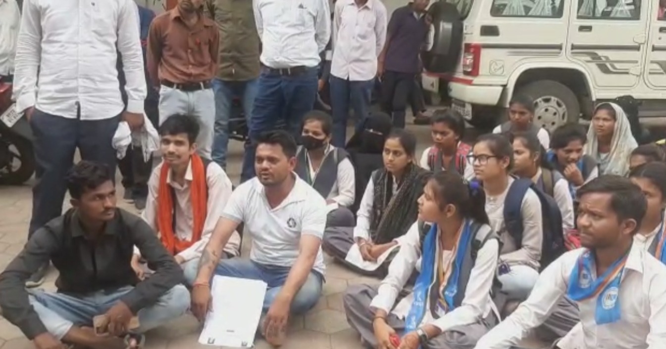 रिजल्ट बिगड़ने पर छात्र छात्राओं का प्रदर्शन