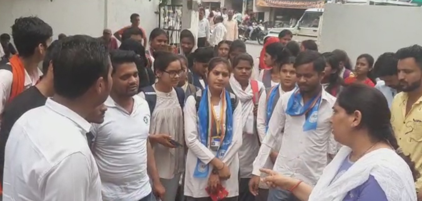 रिजल्ट बिगड़ने पर छात्र छात्राओं का प्रदर्शन