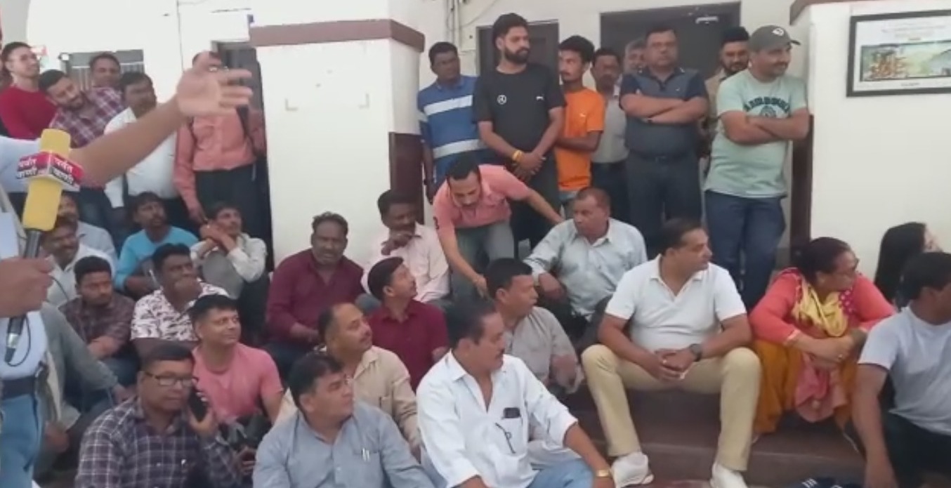 नगर आयुक्त के खिलाफ कर्मचारियों ने दिया धरना