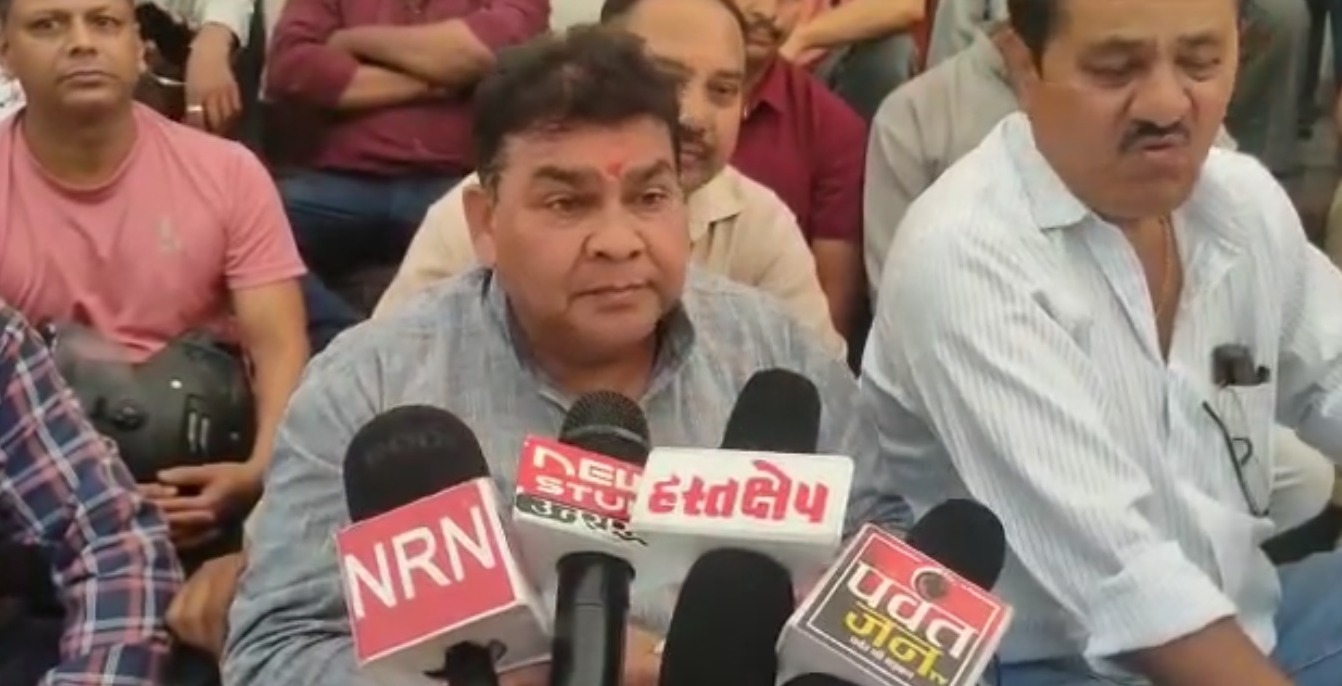 नगर आयुक्त के खिलाफ कर्मचारियों ने दिया धरना