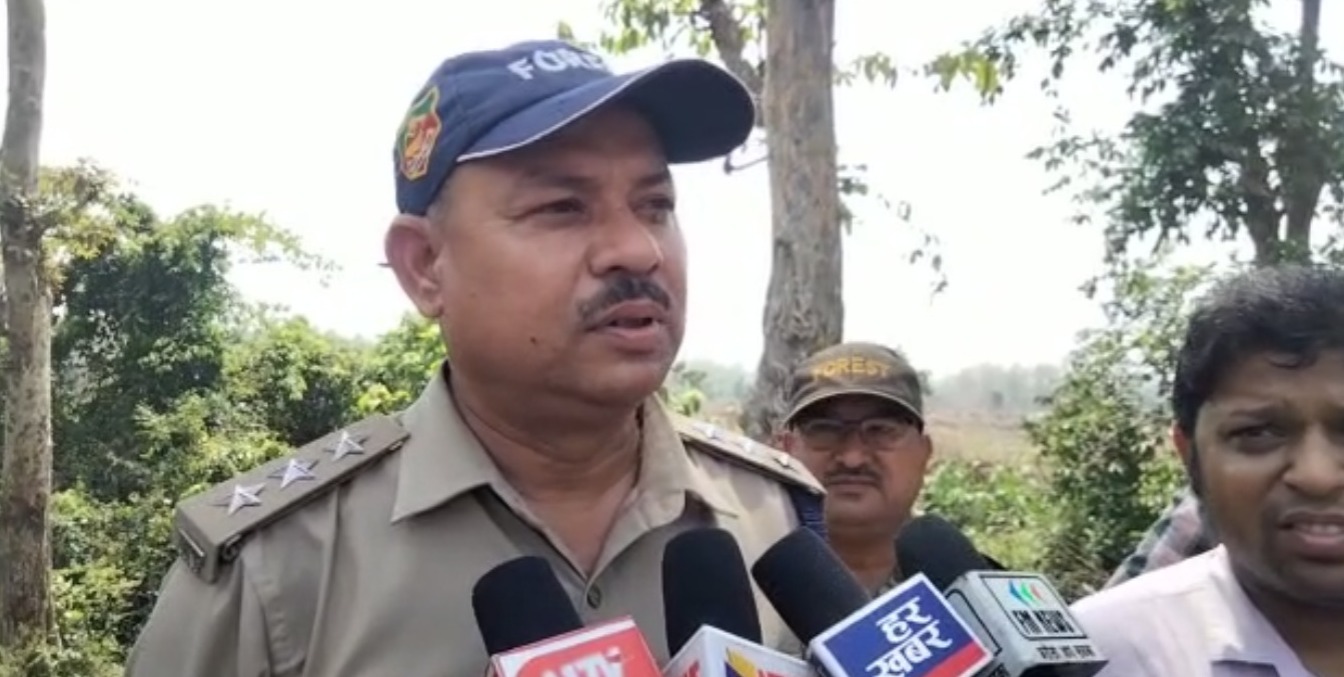 वन विभाग की टीम का अवैध धार्मिक स्थलों पर चला बुल्डोजर