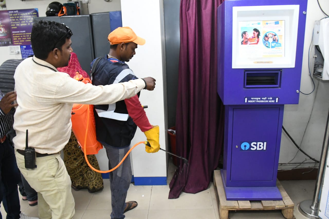 ग्वालियर अपर आयुक्त और नगर निगम की गांधीगिरी से बनी बात