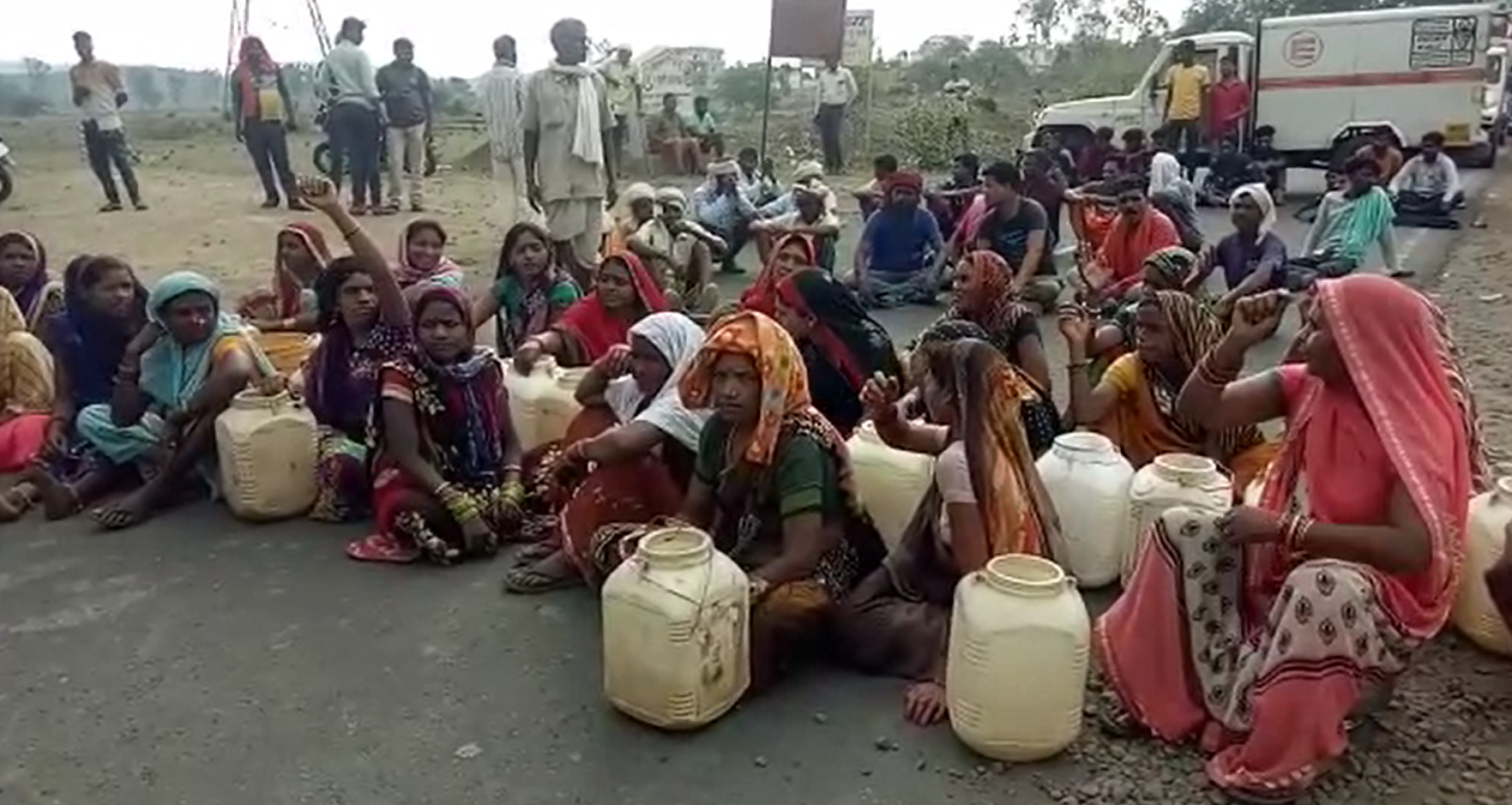 पानी के लिए लोगों ने किया चक्का जाम