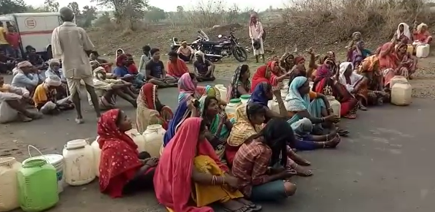 पानी के लिए लोगों ने किया चक्का जाम