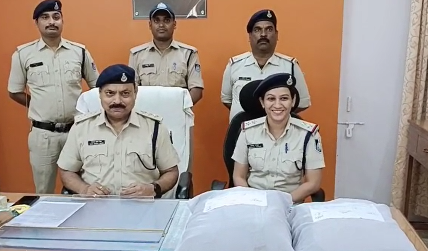 नौ किलो  गांजे  के साथ दो तस्कर पकडे गए