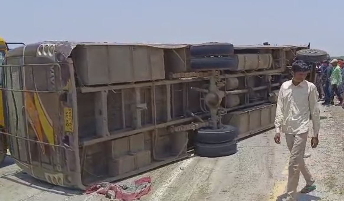 सीएम के कार्यक्रम में आ रही बस पलटी