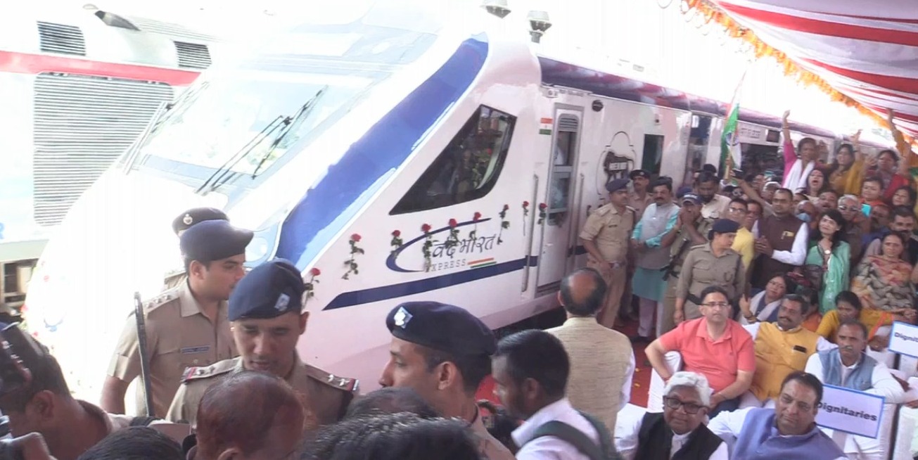 उत्तराखंड को मोदी ने दी वंदे भारत की सौगात  