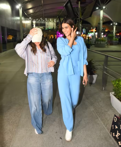 कृति सेनॉन संग मुंबई एयरपोर्ट पर स्पॉट हुईं करीना कपूर