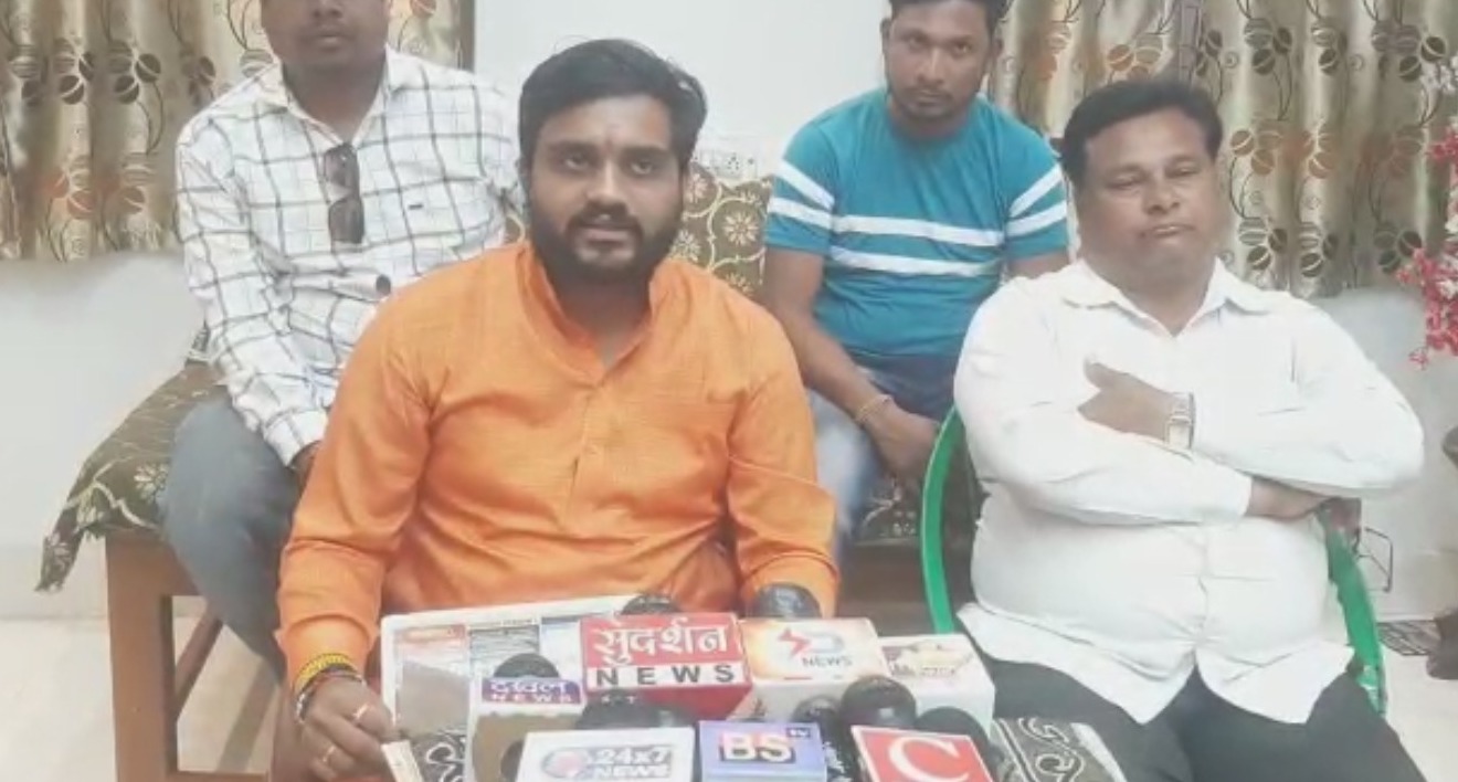 कांग्रेस के साथ भाजपा नेता की फोटो लगाने पर विवाद