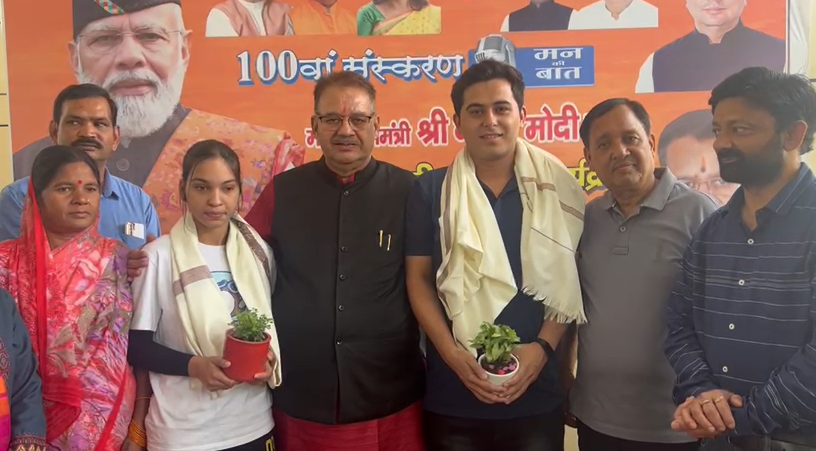 कैबिनेट मंत्री ने मेधावी छात्रों को किया सम्मानित