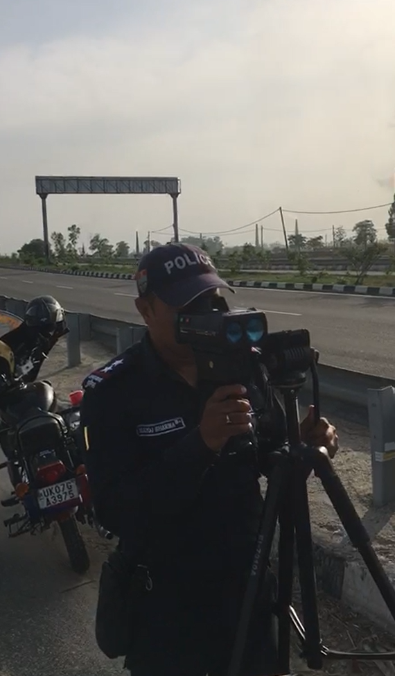 जगह - जगह लगाए जा रहे स्पीड लिमिट साइन बोर्ड