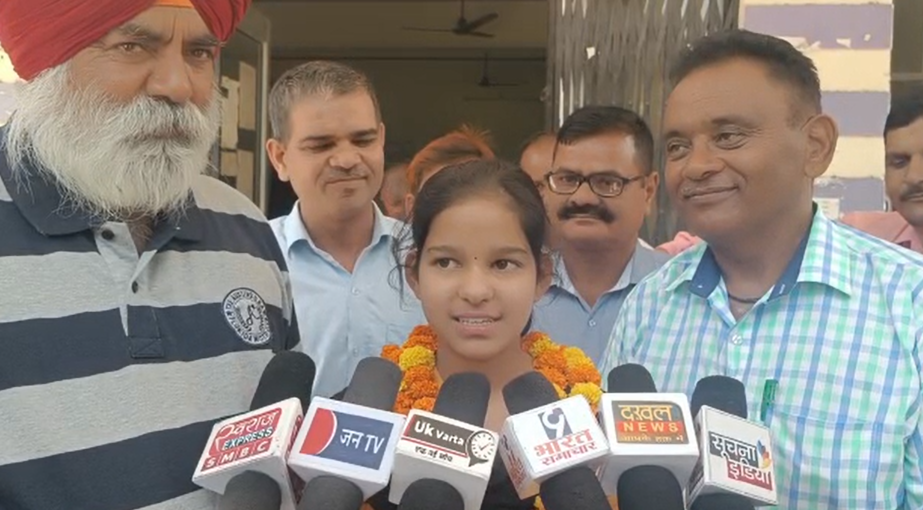 किसान सैनिक एकता मंच ने किया छात्रा का सम्मान