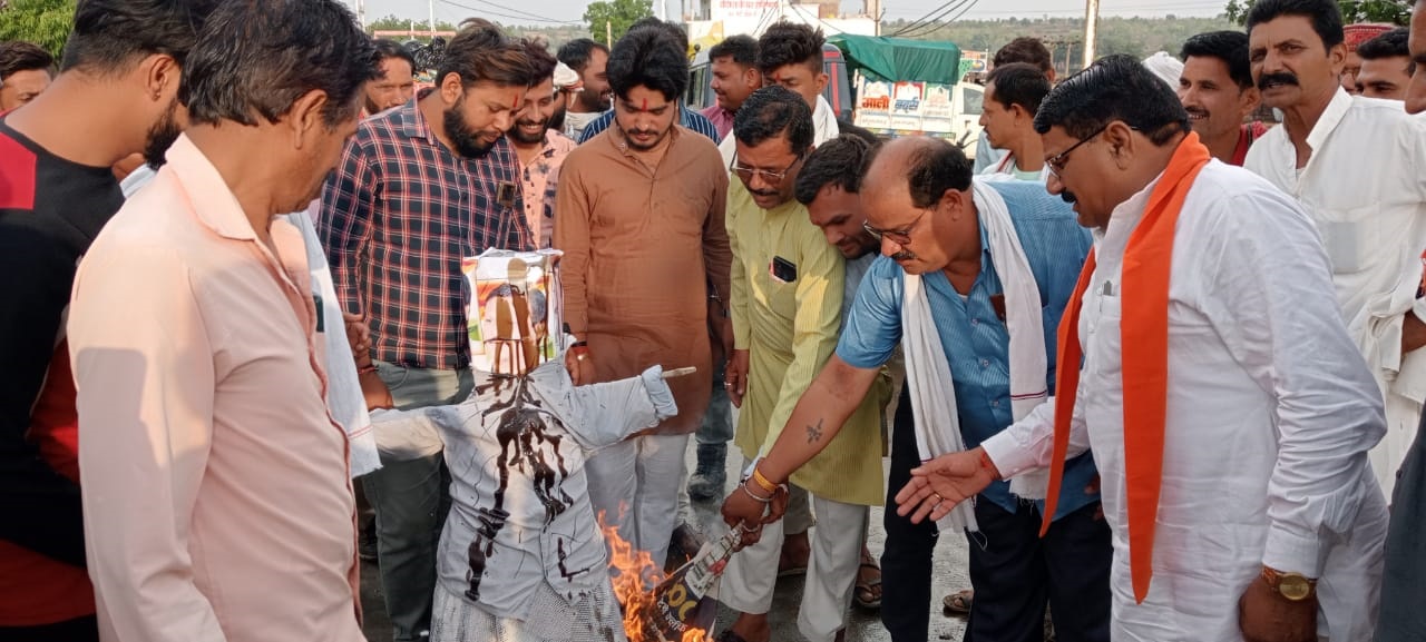 विधायक सज्जन वर्मा ने कथावाचक को बताया धर्म की दुकान