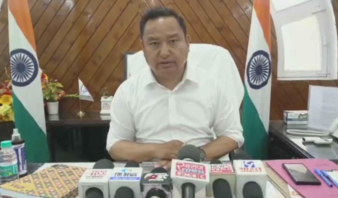 दरगाह के सामने से नहीं हट रहा अतिक्रमण