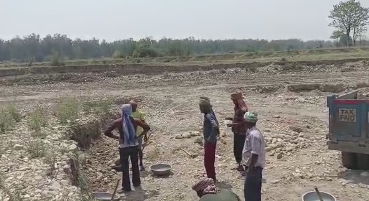 सुसवा और सोंग नदी में अवैध खनन माफिया की दादागिरी