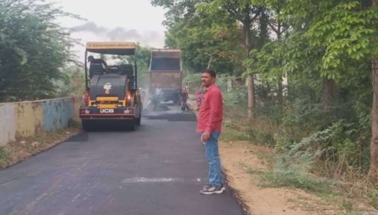 वर्षों से जर्जर सड़क का निर्माण कार्य चालू