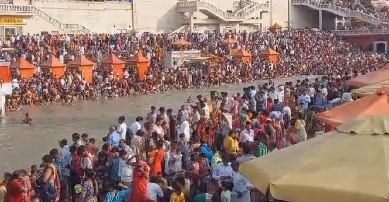 गंगा किनारे श्रद्धालुओं का जमावड़ा