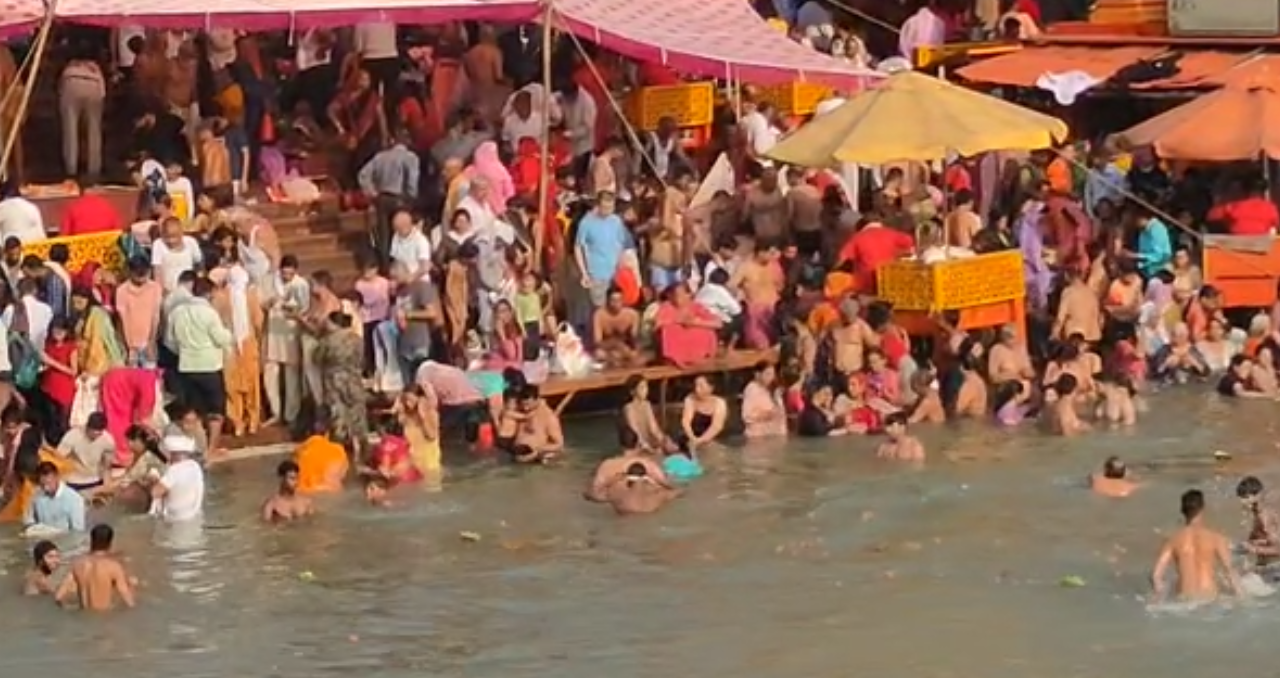 गंगा किनारे श्रद्धालुओं का जमावड़ा