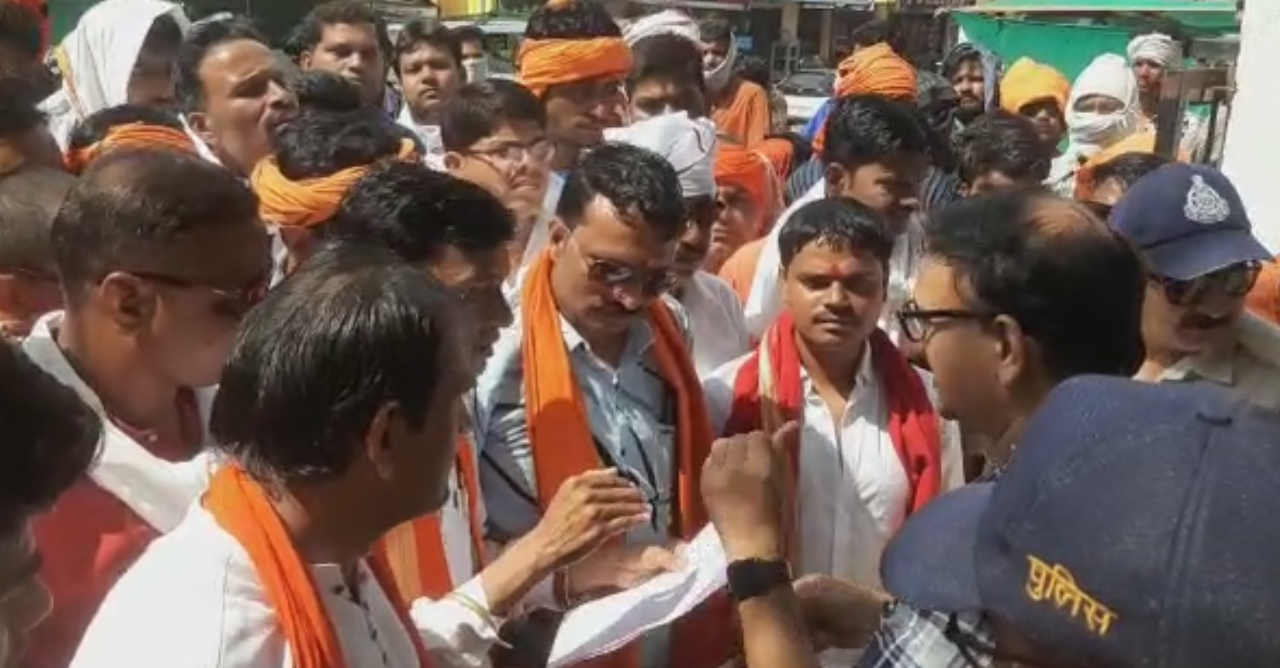 मुख्य मार्गों से मटन की दुकानें हटवाएं