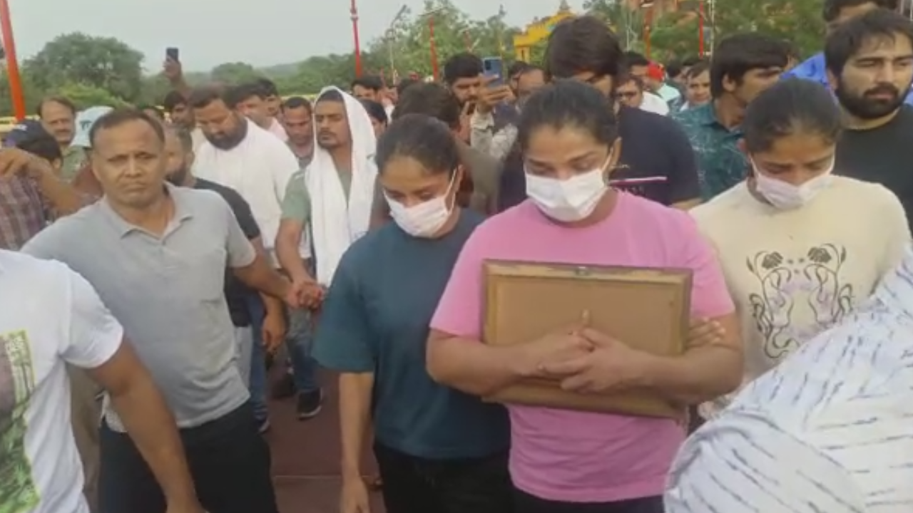 पहलवानों ने गंगा में नहीं बहाए मेडल