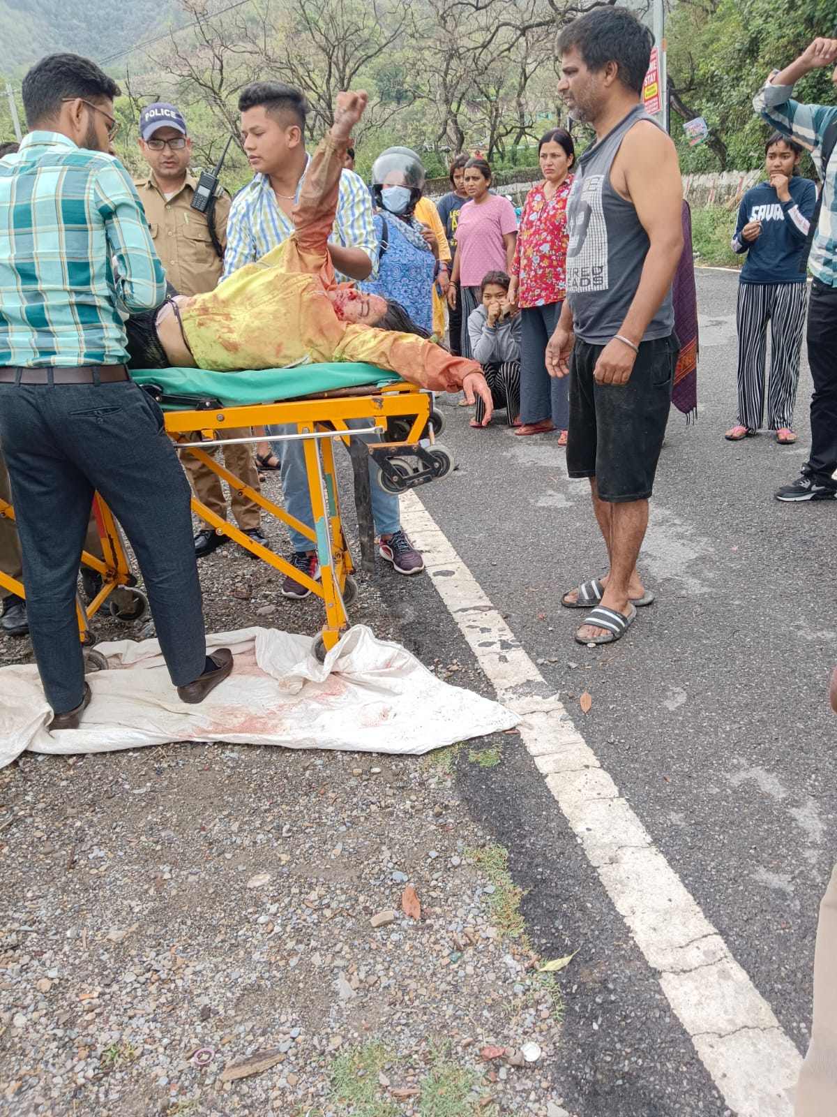 अनियंत्रित स्कूटी गहरी खाई में जा गिरी