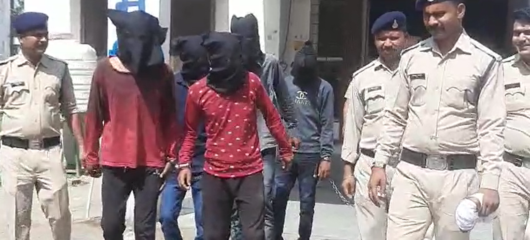 एक लाख बीस हजार का  इनामी बदमाश पकड़ा